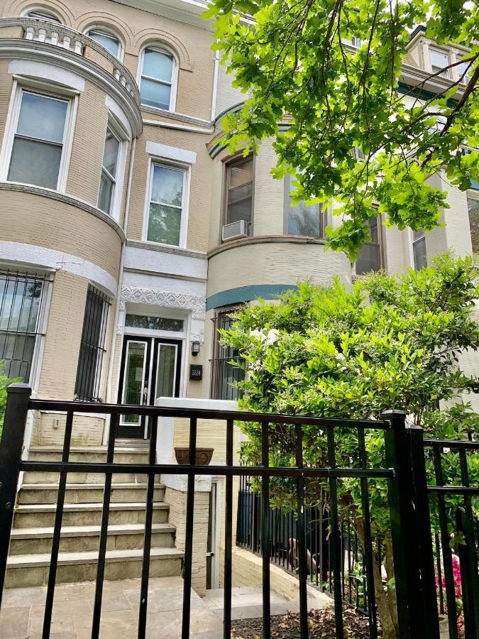 Classy Victorian Brownstone Subway Shopping Washington Exterior photo
