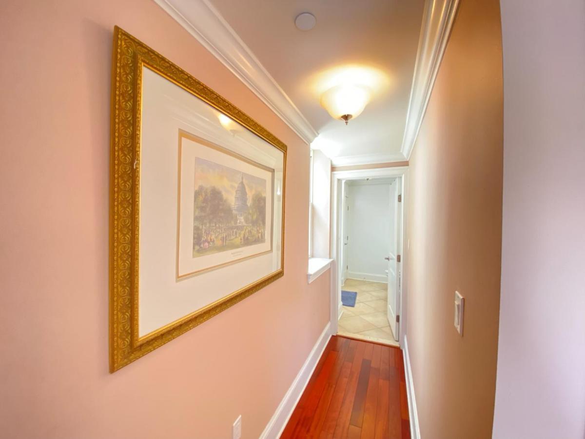 Classy Victorian Brownstone Subway Shopping Washington Exterior photo