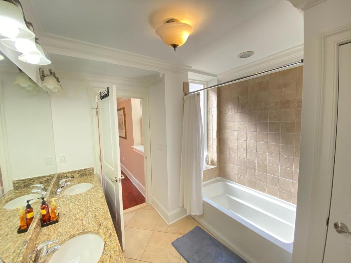 Classy Victorian Brownstone Subway Shopping Washington Exterior photo