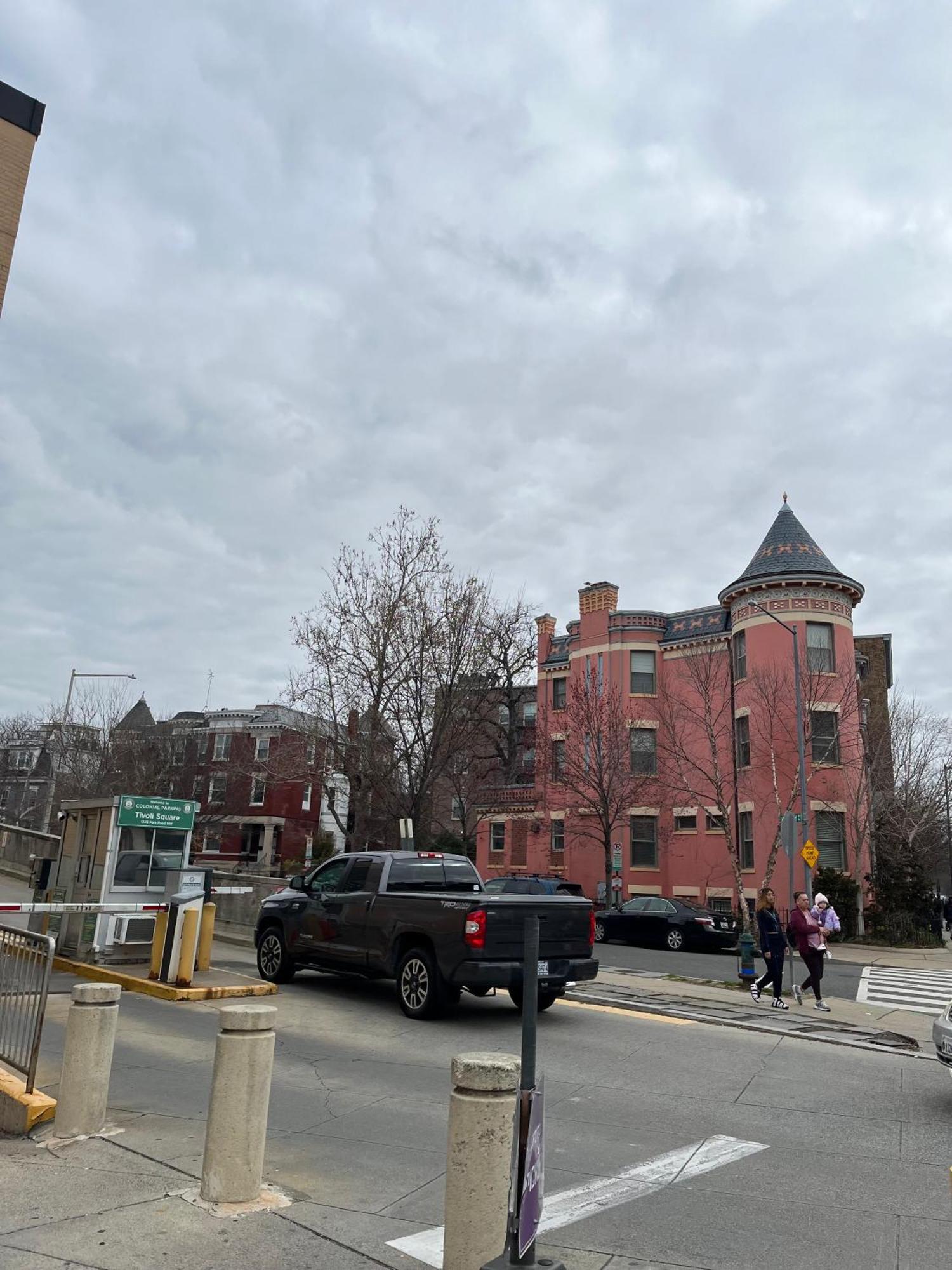Classy Victorian Brownstone Subway Shopping Washington Exterior photo