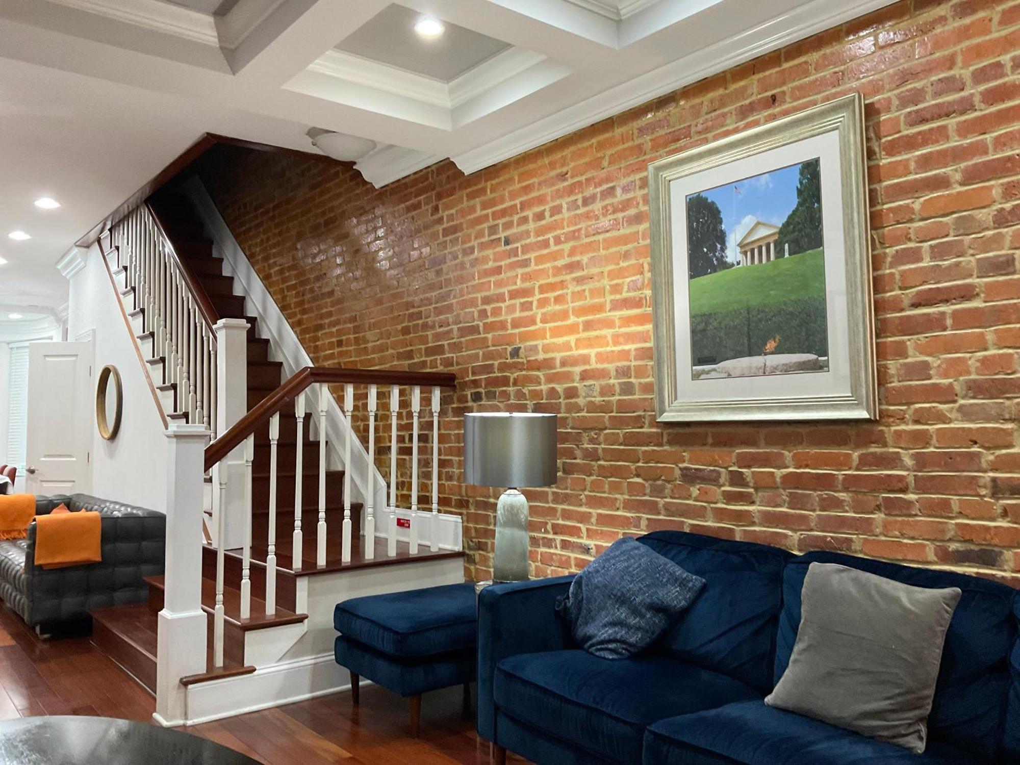 Classy Victorian Brownstone Subway Shopping Washington Exterior photo