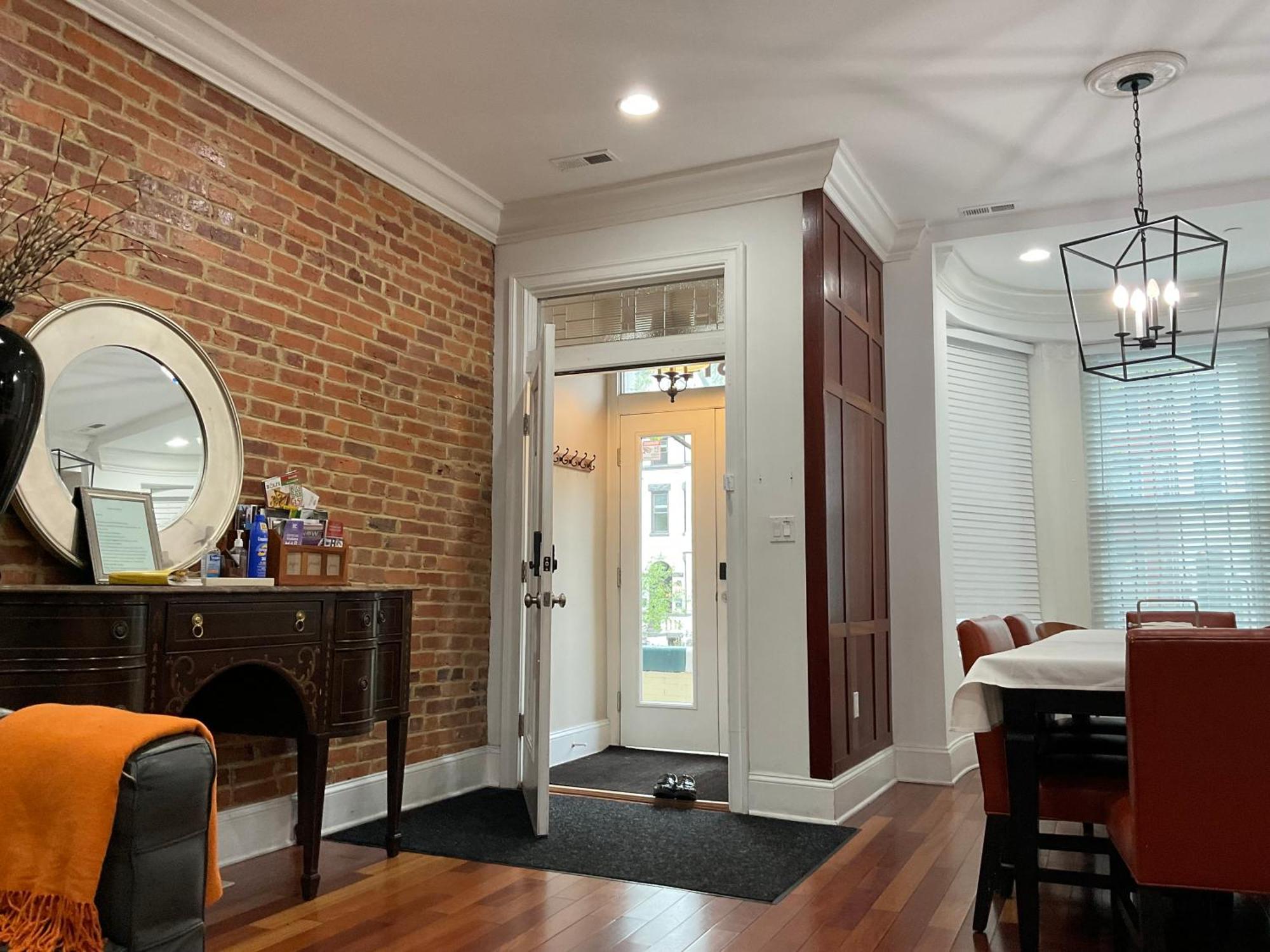 Classy Victorian Brownstone Subway Shopping Washington Exterior photo